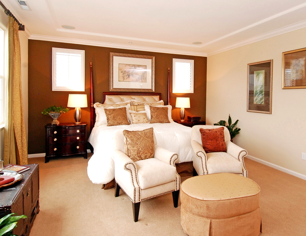 Imagen de dormitorio principal retro de tamaño medio con paredes marrones y moqueta
