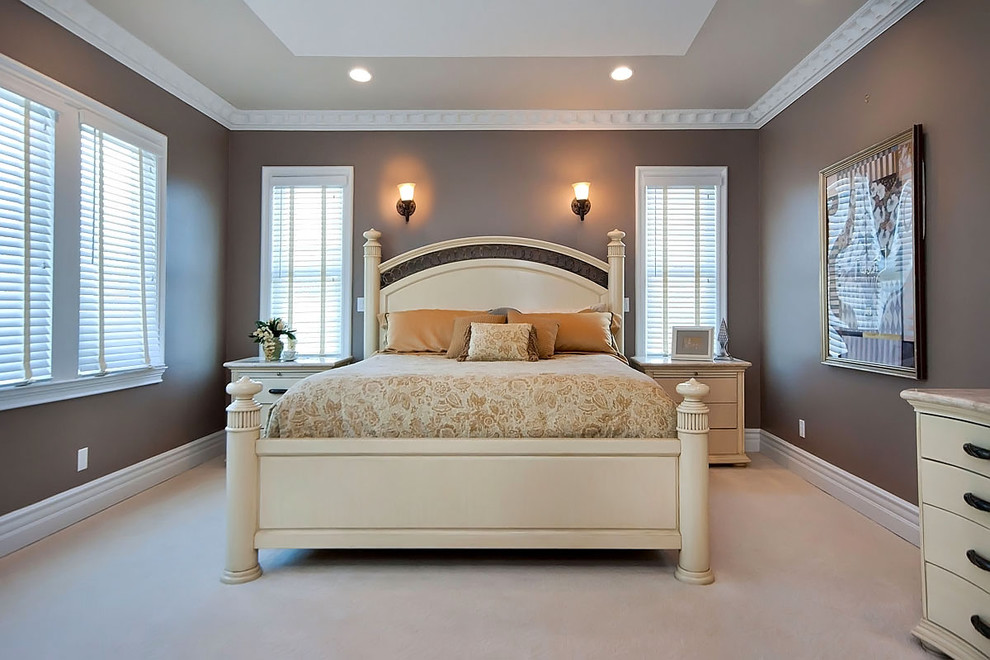 Immagine di una camera da letto contemporanea con pareti marroni e nessun camino