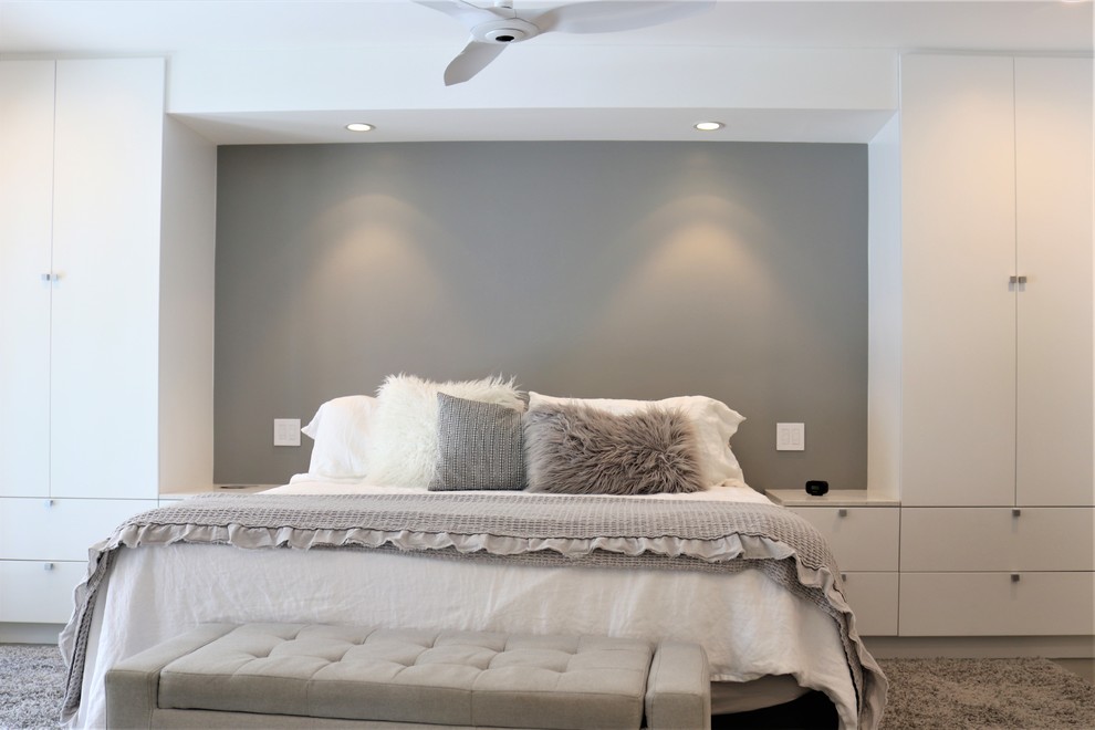 Источник вдохновения для домашнего уюта: хозяйская спальня в современном стиле с серыми стенами, бетонным полом и серым полом