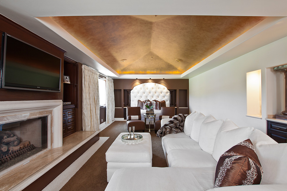 オレンジカウンティにあるコンテンポラリースタイルのおしゃれな主寝室 (白い壁、カーペット敷き、標準型暖炉、茶色い床) のレイアウト