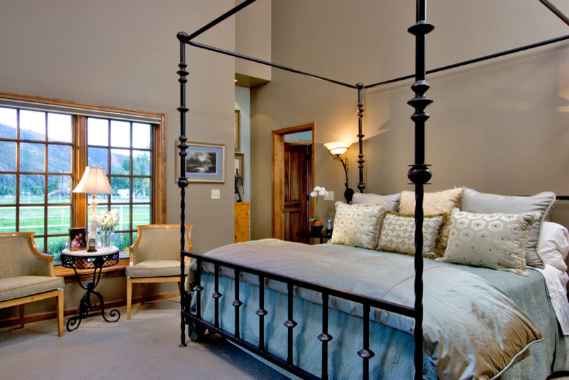Diseño de dormitorio principal de estilo americano de tamaño medio con paredes grises y moqueta