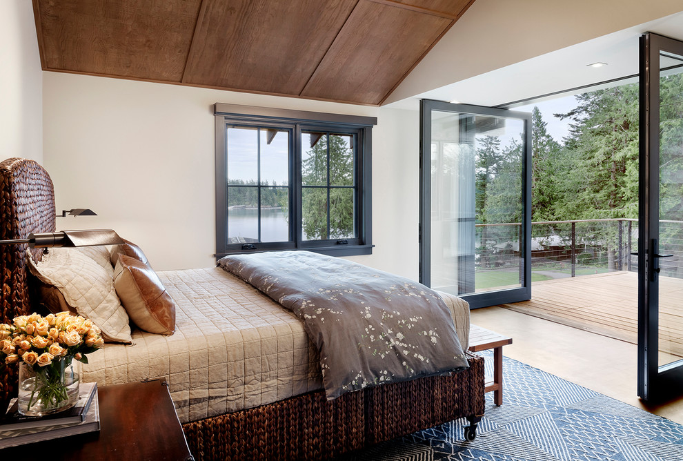 Mittelgroßes Rustikales Hauptschlafzimmer mit weißer Wandfarbe, dunklem Holzboden und schwarzem Boden in Seattle