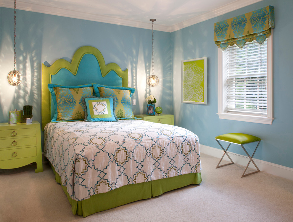 ジャクソンビルにあるトラディショナルスタイルのおしゃれな寝室 (青い壁) のインテリア