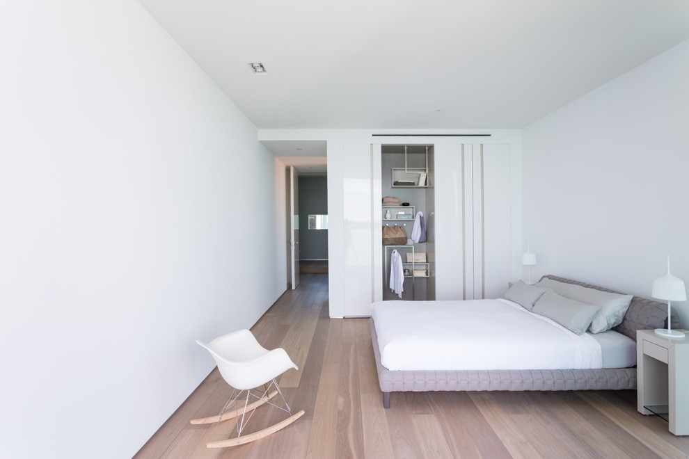 На фото: маленькая гостевая спальня (комната для гостей) в стиле модернизм с белыми стенами и светлым паркетным полом без камина для на участке и в саду