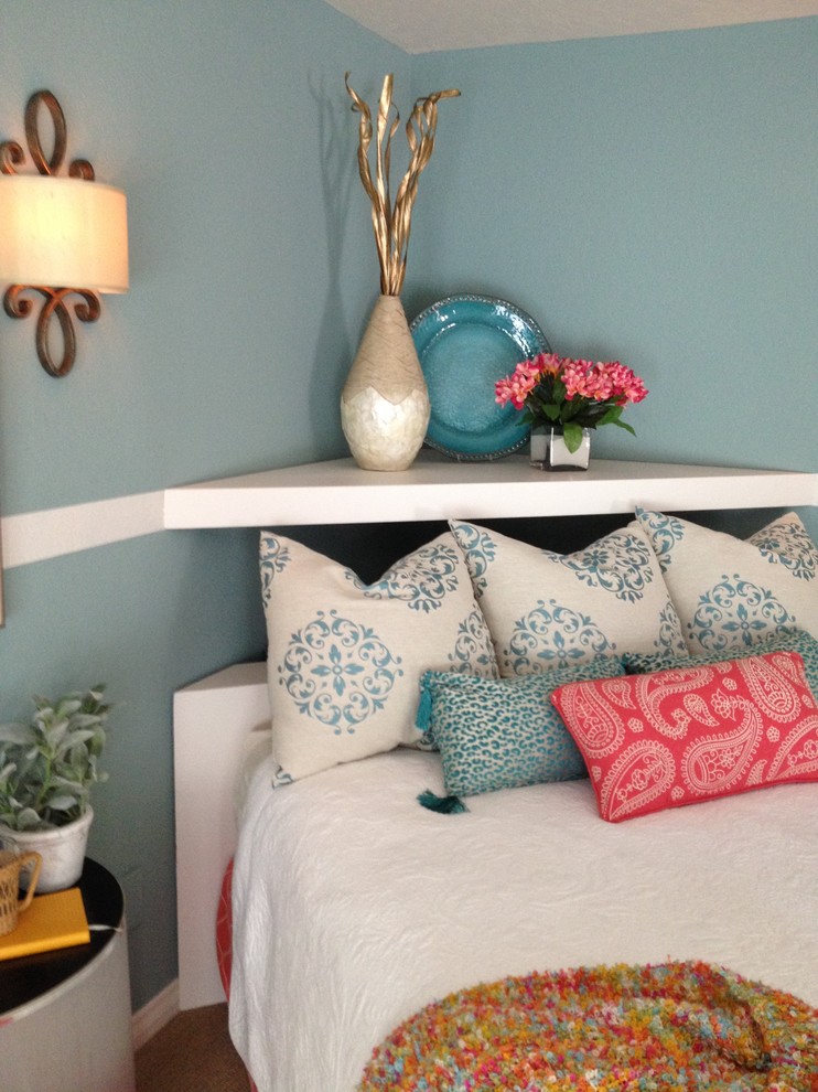 Diseño de dormitorio principal ecléctico de tamaño medio con paredes azules y moqueta