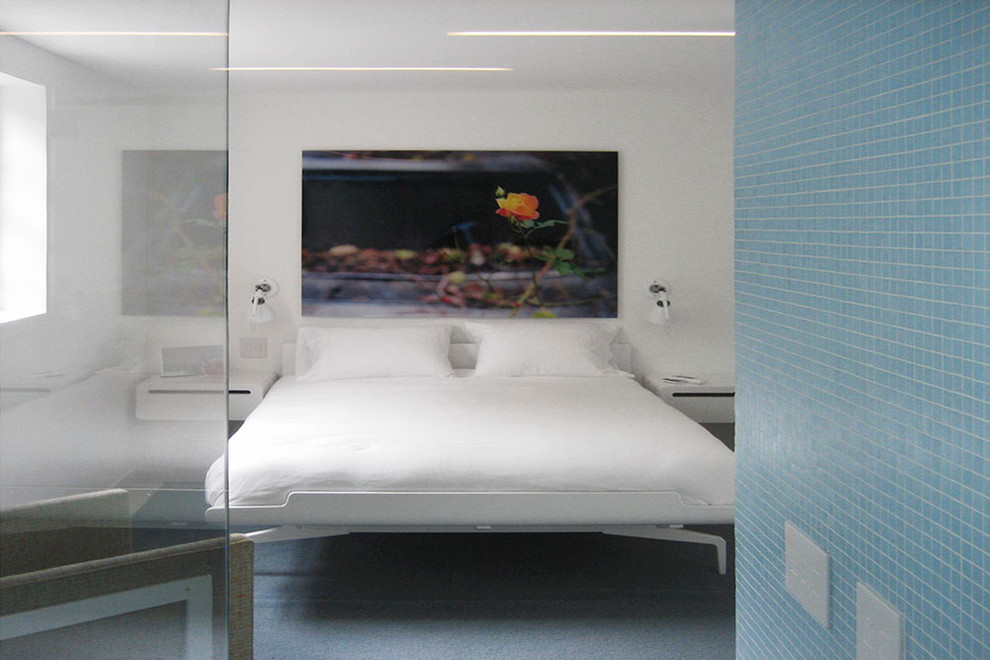 Cette image montre une petite chambre d'amis minimaliste avec un mur blanc et un sol en carrelage de céramique.
