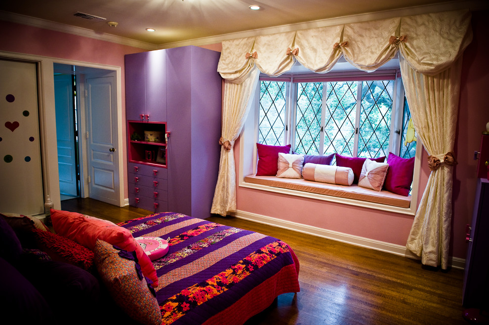 Ispirazione per una grande camera degli ospiti moderna con pareti rosa e pavimento in legno massello medio