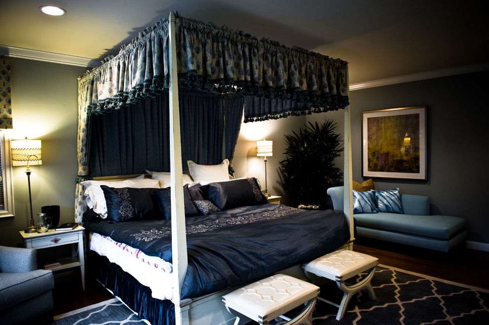 Источник вдохновения для домашнего уюта: большая хозяйская спальня в стиле фьюжн с паркетным полом среднего тона и серыми стенами