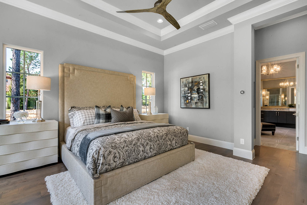 Diseño de dormitorio principal clásico renovado grande con paredes grises, suelo de madera oscura y suelo marrón