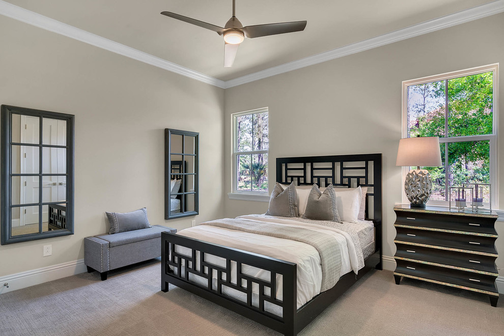 Ejemplo de habitación de invitados clásica renovada grande con paredes grises, moqueta y suelo beige