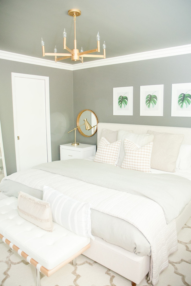 Modelo de dormitorio principal clásico renovado de tamaño medio con paredes grises, moqueta y suelo blanco