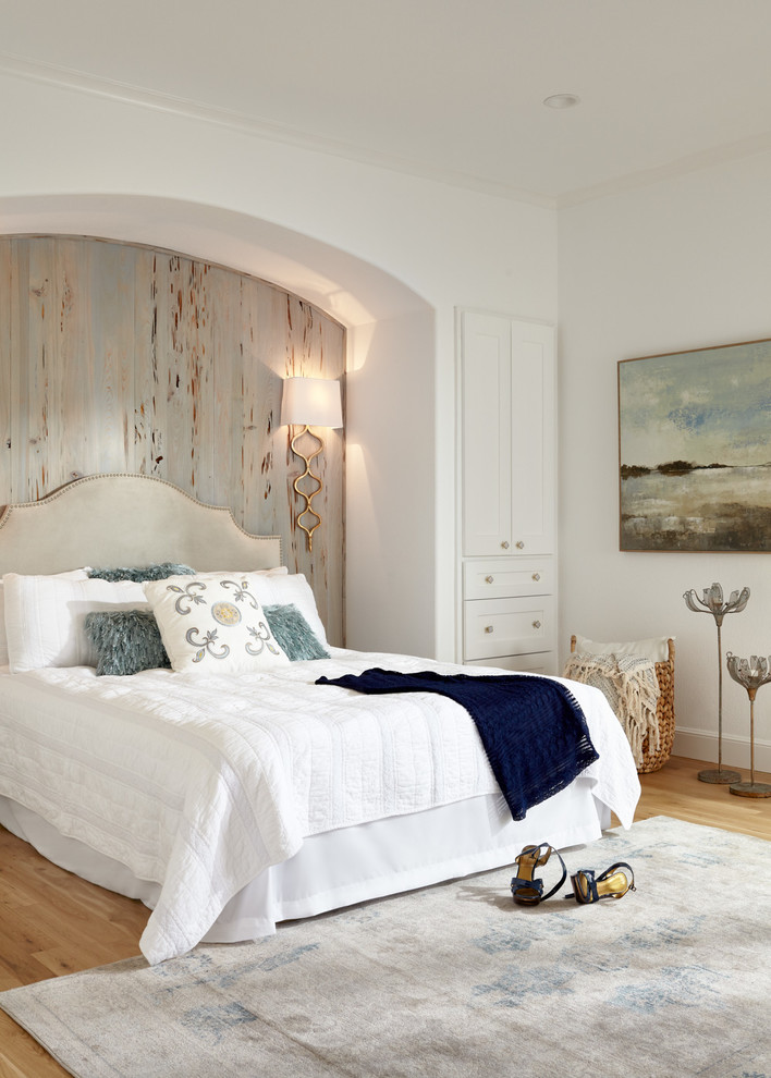 Mittelgroßes Maritimes Hauptschlafzimmer mit weißer Wandfarbe, braunem Holzboden und braunem Boden in San Francisco