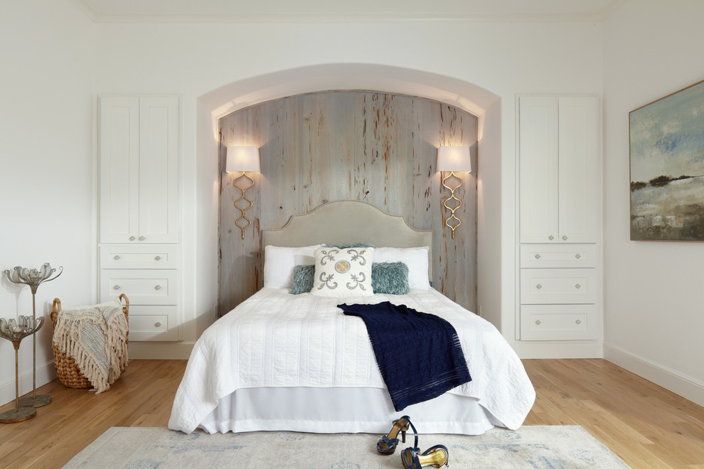 Источник вдохновения для домашнего уюта: хозяйская спальня среднего размера в морском стиле с белыми стенами, паркетным полом среднего тона и коричневым полом
