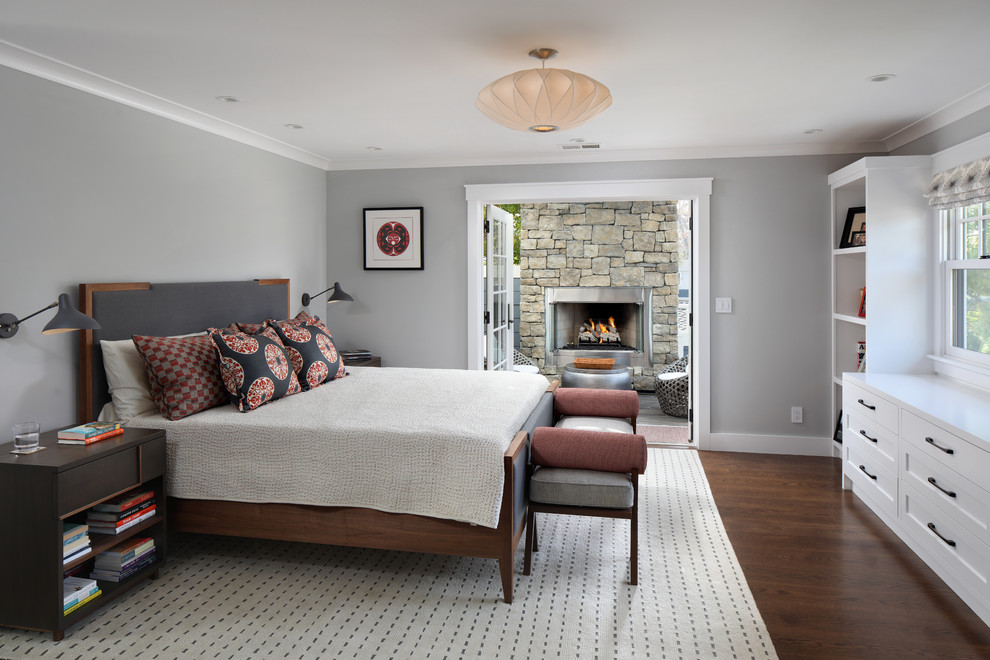 На фото: большая хозяйская спальня в стиле ретро с серыми стенами и темным паркетным полом без камина