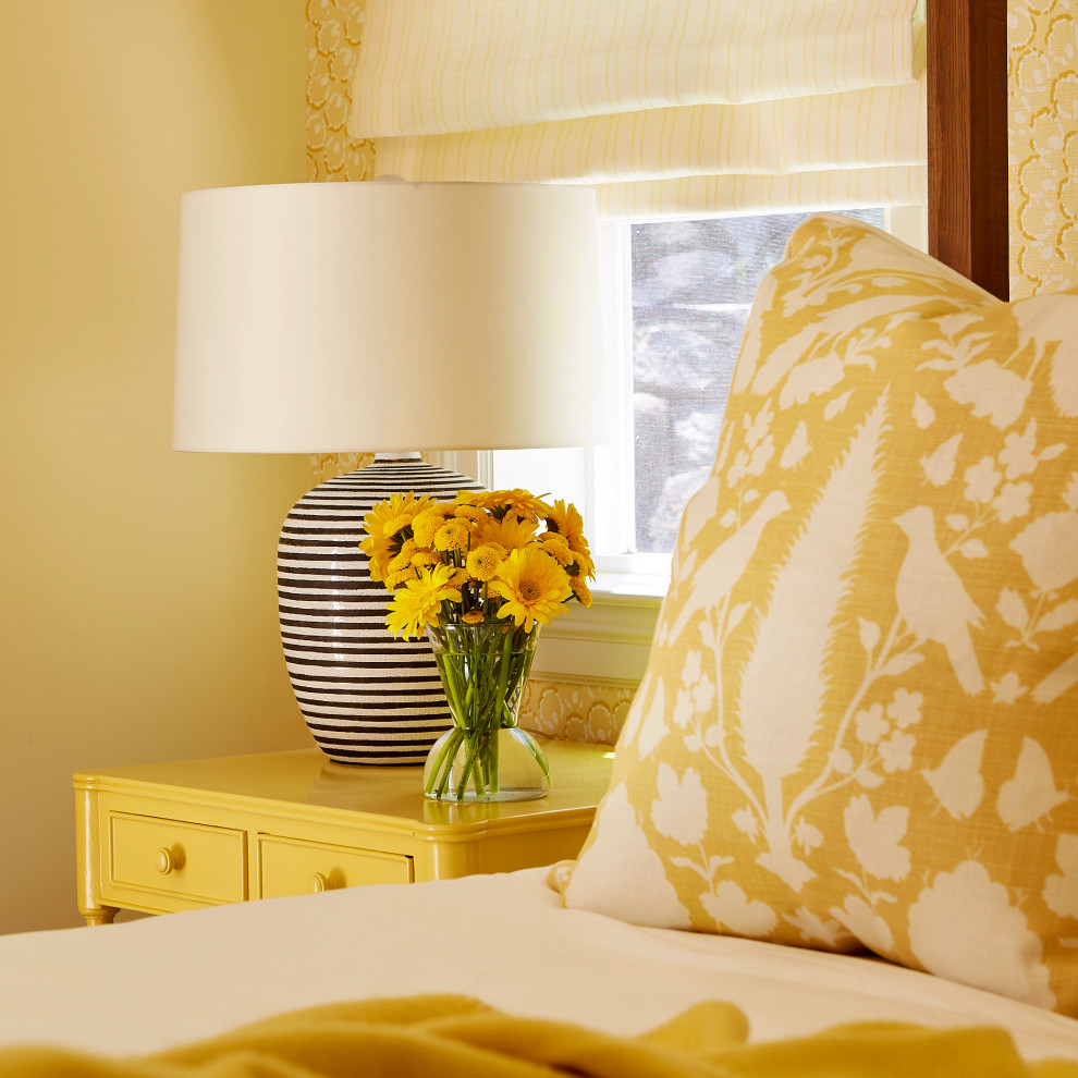 Пример оригинального дизайна: хозяйская спальня среднего размера в стиле фьюжн с желтыми стенами, паркетным полом среднего тона, коричневым полом и обоями на стенах без камина