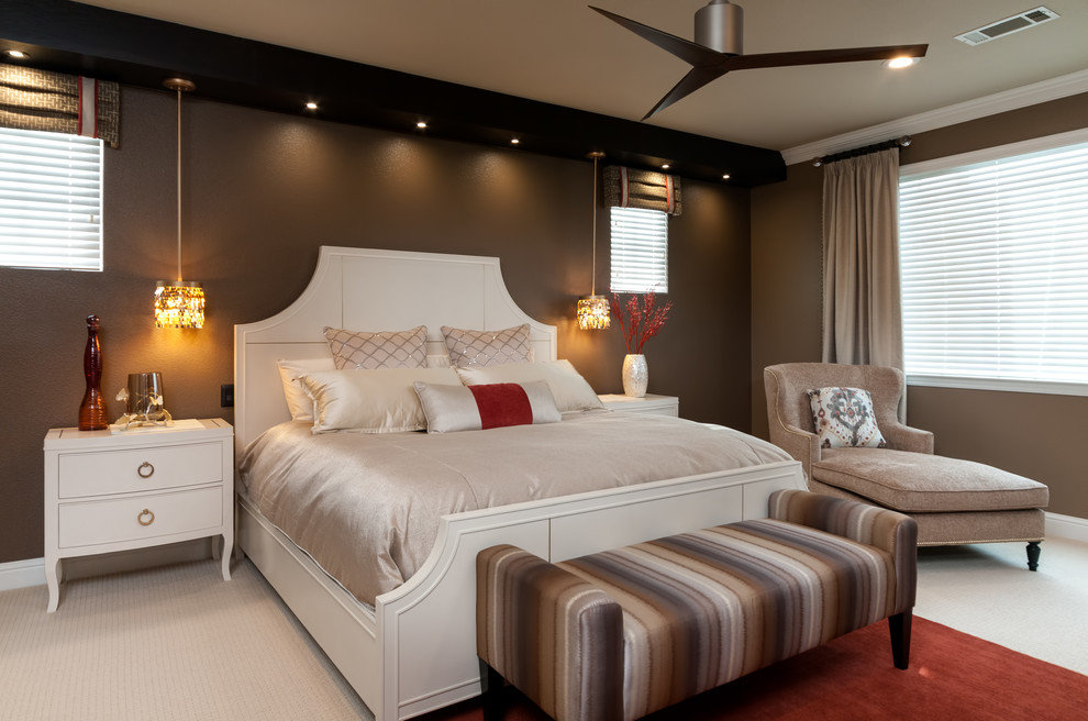 Foto de dormitorio principal clásico renovado grande sin chimenea con paredes marrones, moqueta y suelo beige