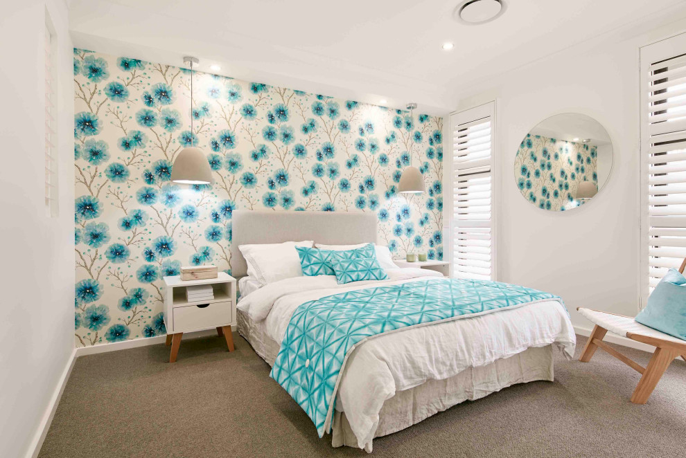 На фото: гостевая спальня (комната для гостей) в современном стиле с ковровым покрытием, белыми стенами и серым полом без камина