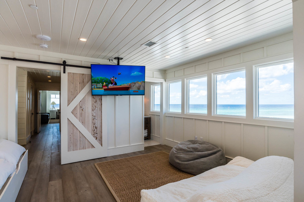 Großes Maritimes Gästezimmer mit weißer Wandfarbe und braunem Holzboden in Miami