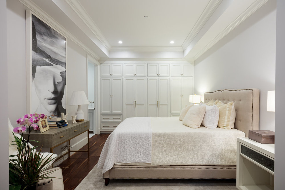 Bild på ett vintage sovrum, med vita väggar, mörkt trägolv och brunt golv