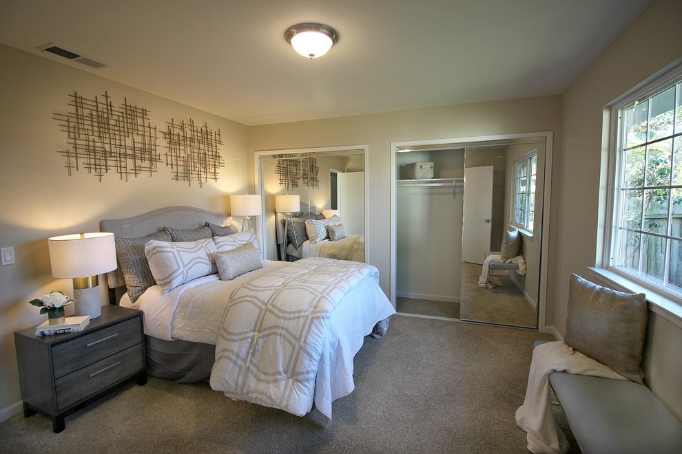 Imagen de dormitorio principal minimalista pequeño con paredes beige, moqueta y suelo marrón