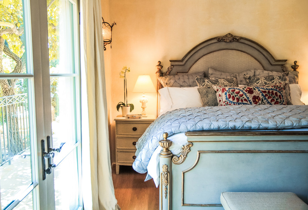 Klassisches Schlafzimmer mit beiger Wandfarbe in Santa Barbara