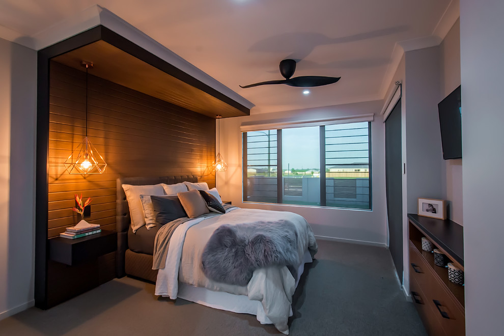 Пример оригинального дизайна: хозяйская спальня среднего размера в стиле модернизм с белыми стенами, ковровым покрытием, серым полом и панелями на стенах