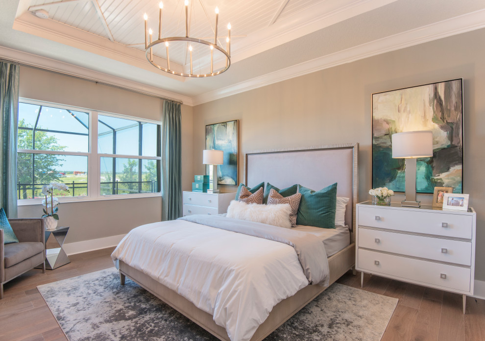 Foto de habitación de invitados abovedada y blanca clásica renovada con paredes beige y suelo marrón