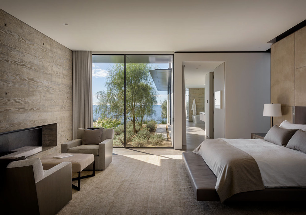 На фото: спальня в стиле модернизм с коричневыми стенами и горизонтальным камином с