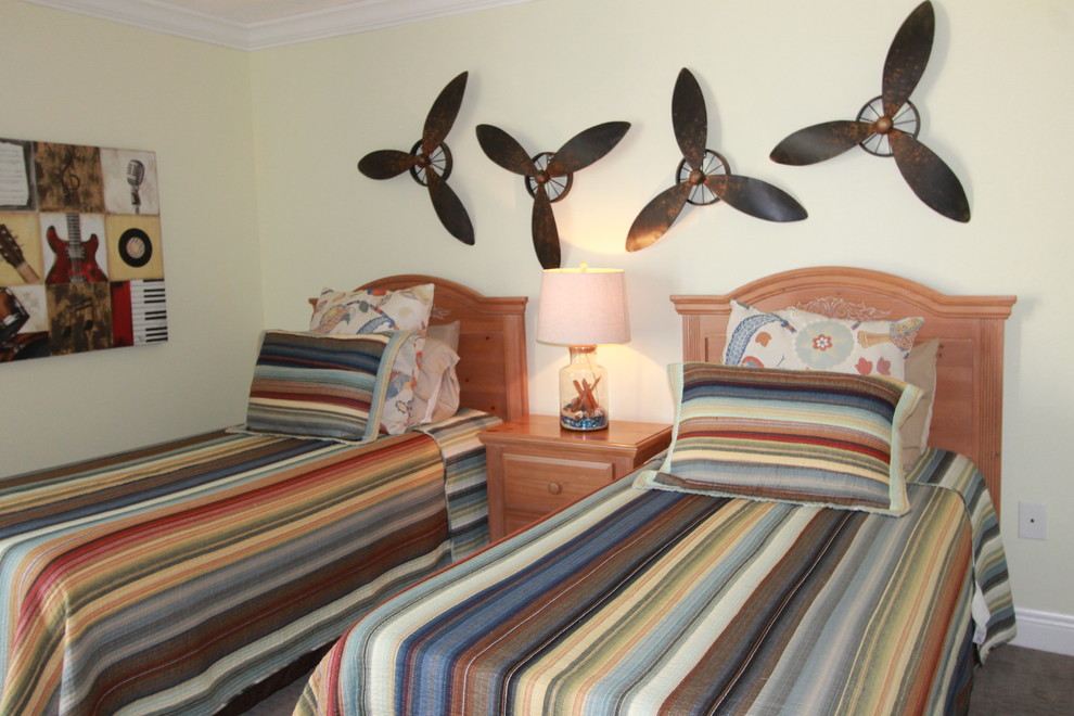タンパにある中くらいなコンテンポラリースタイルのおしゃれな客用寝室 (緑の壁、カーペット敷き) のインテリア