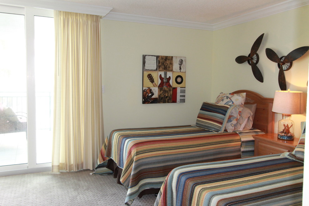 Foto de habitación de invitados actual de tamaño medio con paredes verdes y moqueta