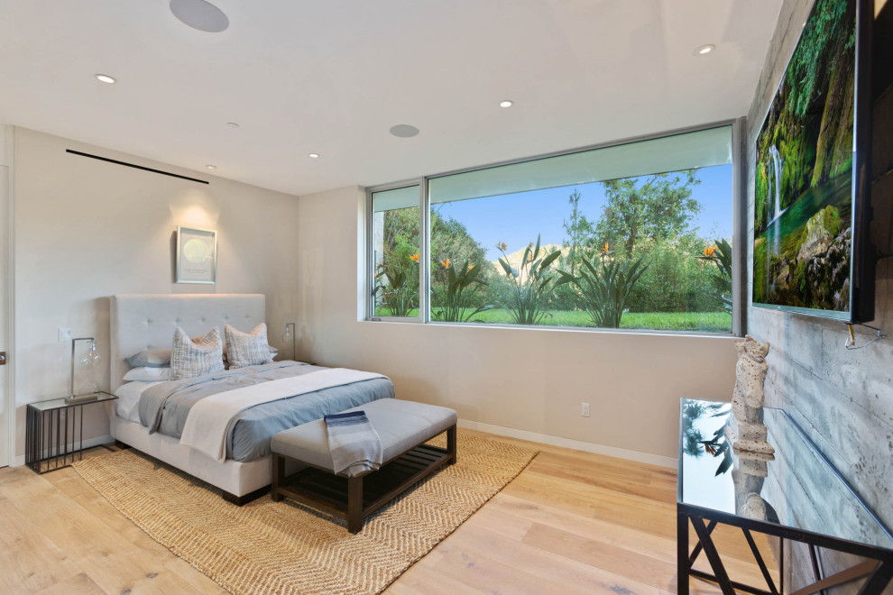 Foto de habitación de invitados actual grande con paredes blancas y suelo de madera en tonos medios
