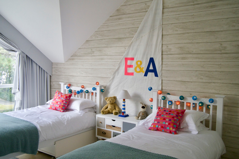 Exemple d'une chambre d'amis bord de mer avec un mur vert et un sol en vinyl.