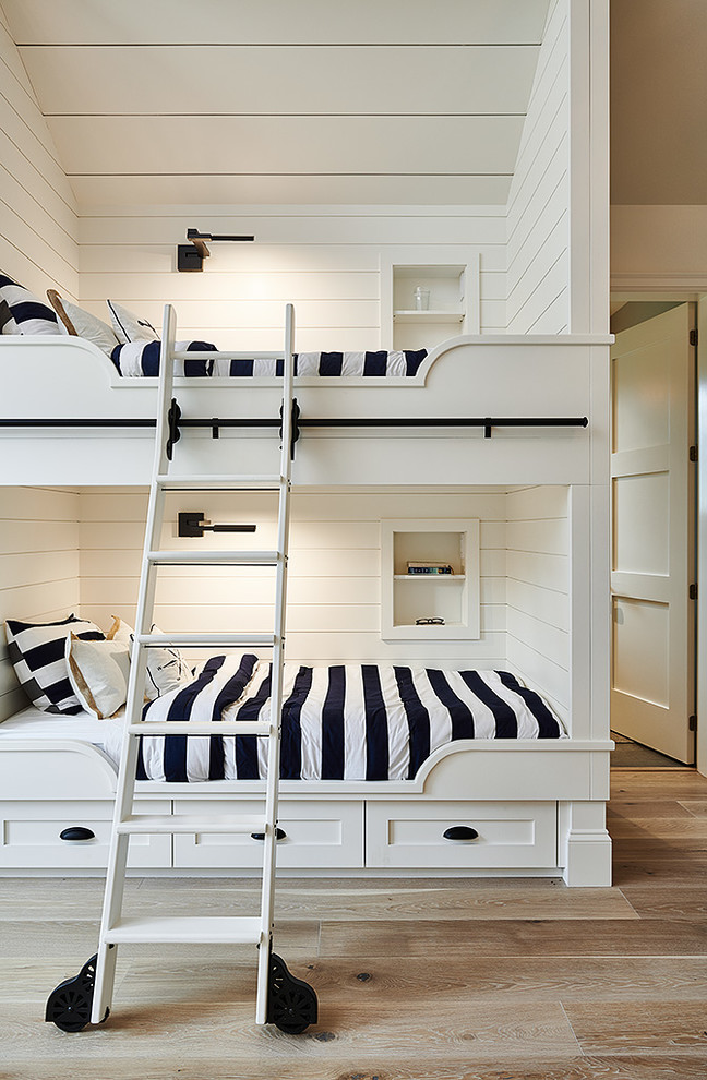Свежая идея для дизайна: гостевая спальня среднего размера, (комната для гостей) с белыми стенами, светлым паркетным полом и коричневым полом - отличное фото интерьера