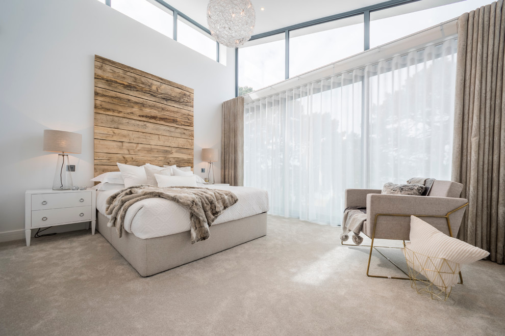 Foto di una camera da letto classica con pareti bianche, moquette e pavimento beige