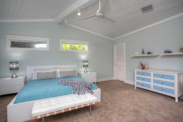 Cette photo montre une chambre rétro de taille moyenne avec un mur bleu.