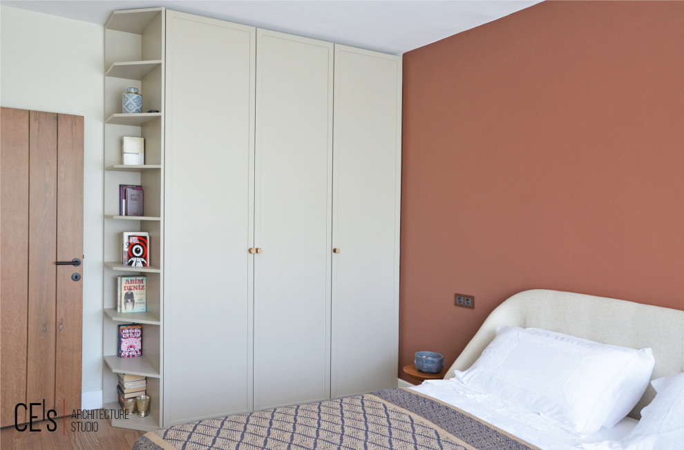 他の地域にある小さな北欧スタイルのおしゃれな主寝室 (マルチカラーの壁、無垢フローリング、茶色い床) のインテリア