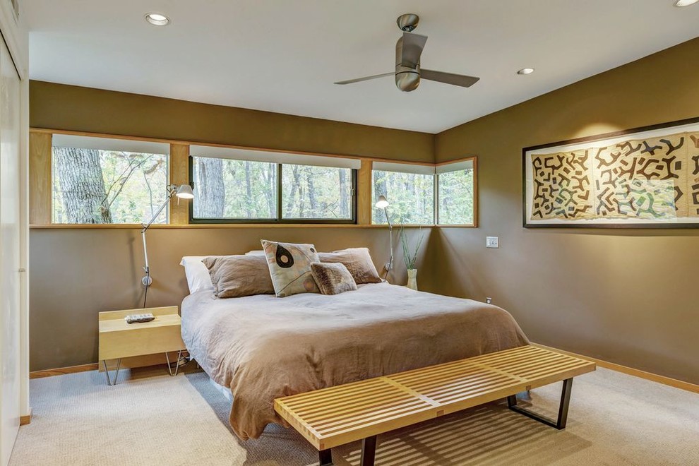 セントルイスにある小さなミッドセンチュリースタイルのおしゃれな主寝室 (グレーの壁、カーペット敷き、ベージュの床) のインテリア
