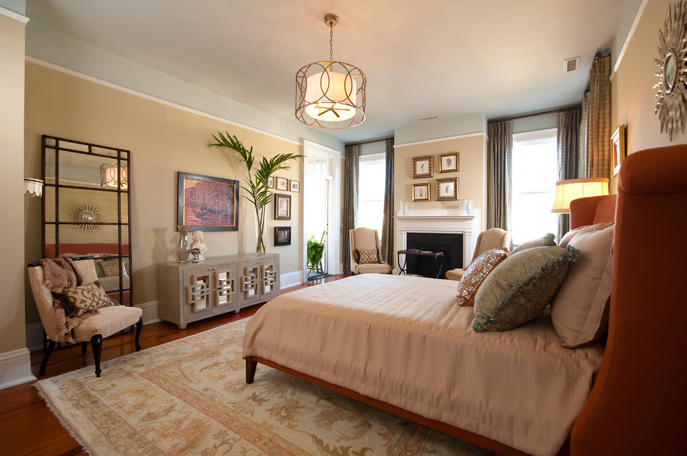 チャールストンにある広いエクレクティックスタイルのおしゃれな主寝室 (茶色い壁、濃色無垢フローリング、標準型暖炉、タイルの暖炉まわり、茶色い床) のレイアウト