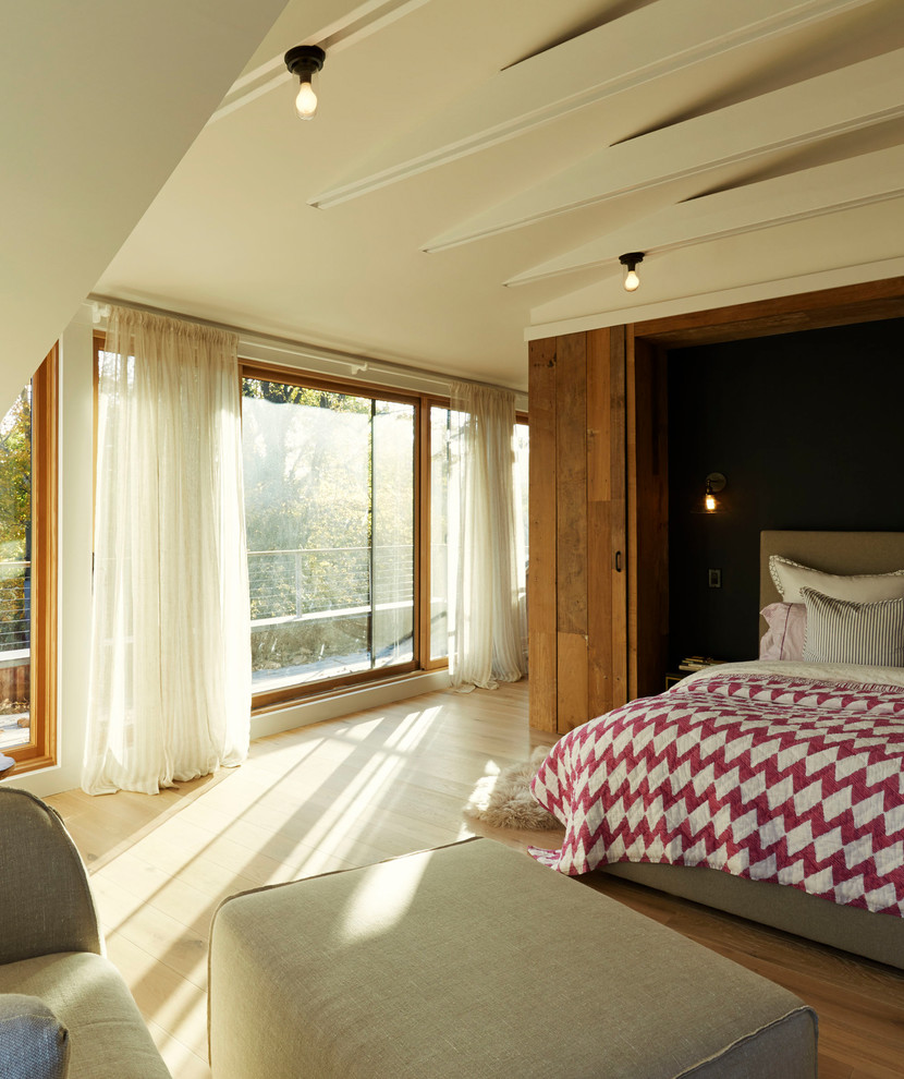 Asiatisches Hauptschlafzimmer mit beiger Wandfarbe, braunem Holzboden und beigem Boden in New York
