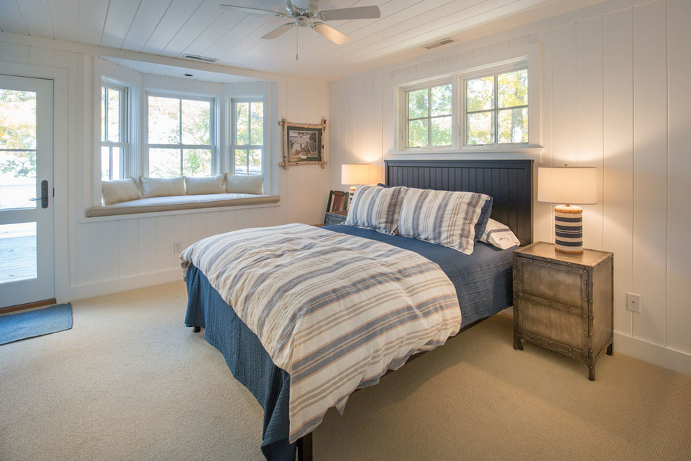 На фото: гостевая спальня среднего размера, (комната для гостей) в стиле кантри с белыми стенами и ковровым покрытием без камина