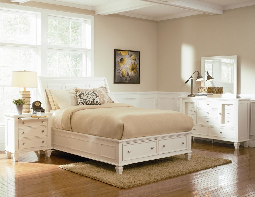 Diseño de habitación de invitados clásica renovada con paredes beige y suelo de madera clara