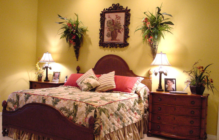 Cette photo montre une chambre parentale chic avec un mur jaune.