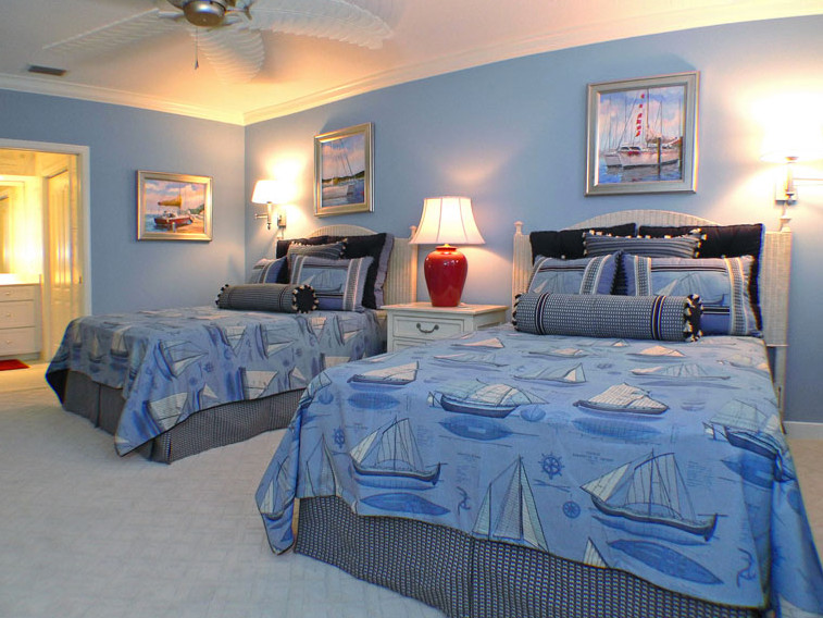 Immagine di una camera degli ospiti chic con pareti blu, moquette e nessun camino