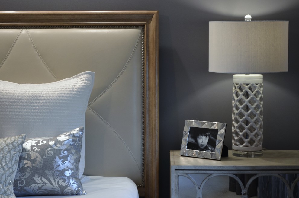 Свежая идея для дизайна: хозяйская спальня среднего размера в современном стиле с серыми стенами и ковровым покрытием - отличное фото интерьера