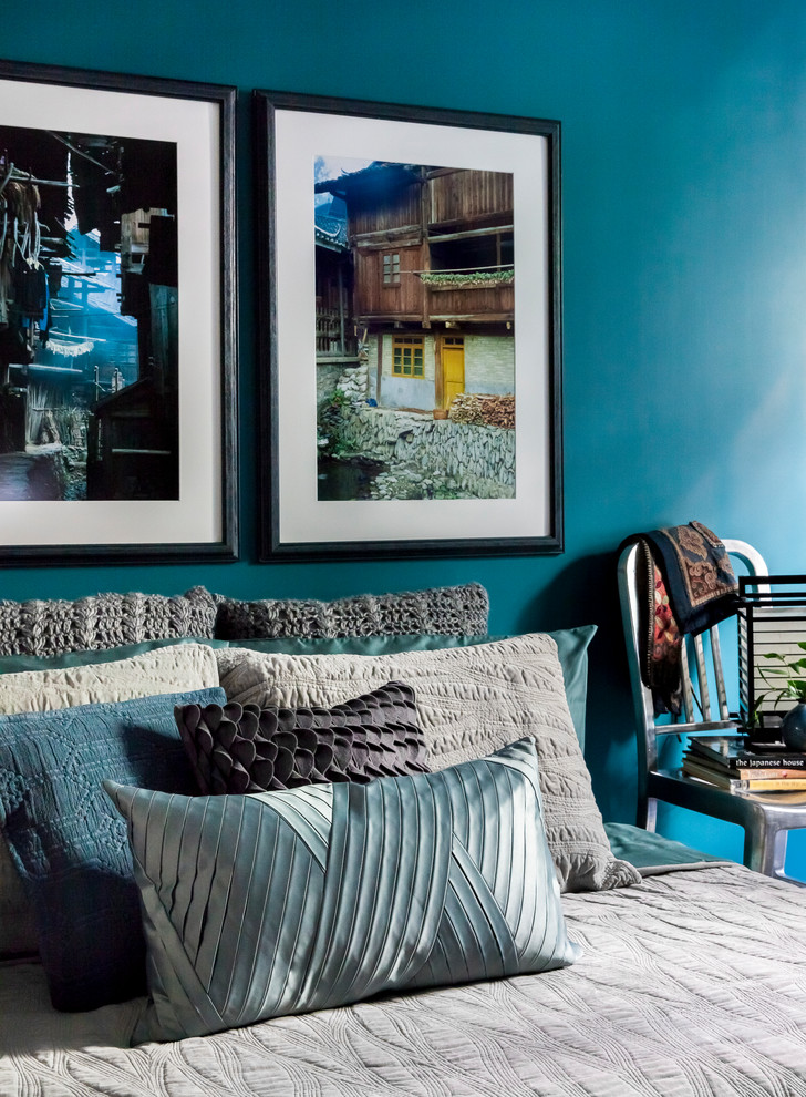 Ejemplo de dormitorio principal vintage de tamaño medio sin chimenea con paredes azules