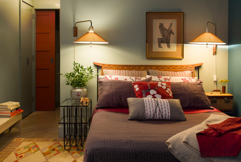 Источник вдохновения для домашнего уюта: хозяйская спальня среднего размера в стиле ретро с зелеными стенами, ковровым покрытием и коричневым полом без камина