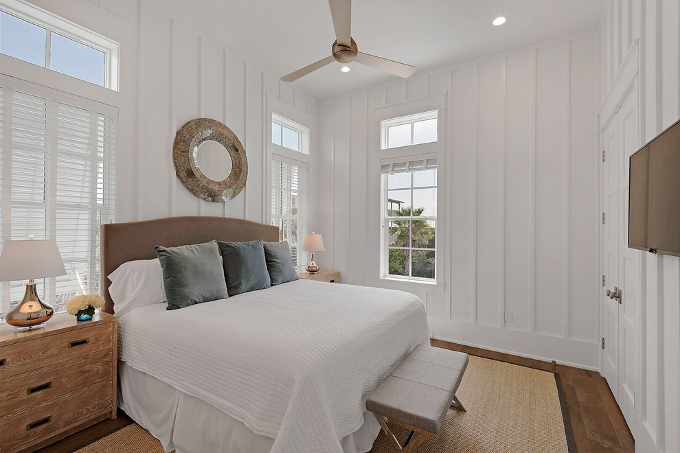 На фото: гостевая спальня среднего размера, (комната для гостей) в морском стиле с белыми стенами, паркетным полом среднего тона и коричневым полом без камина с