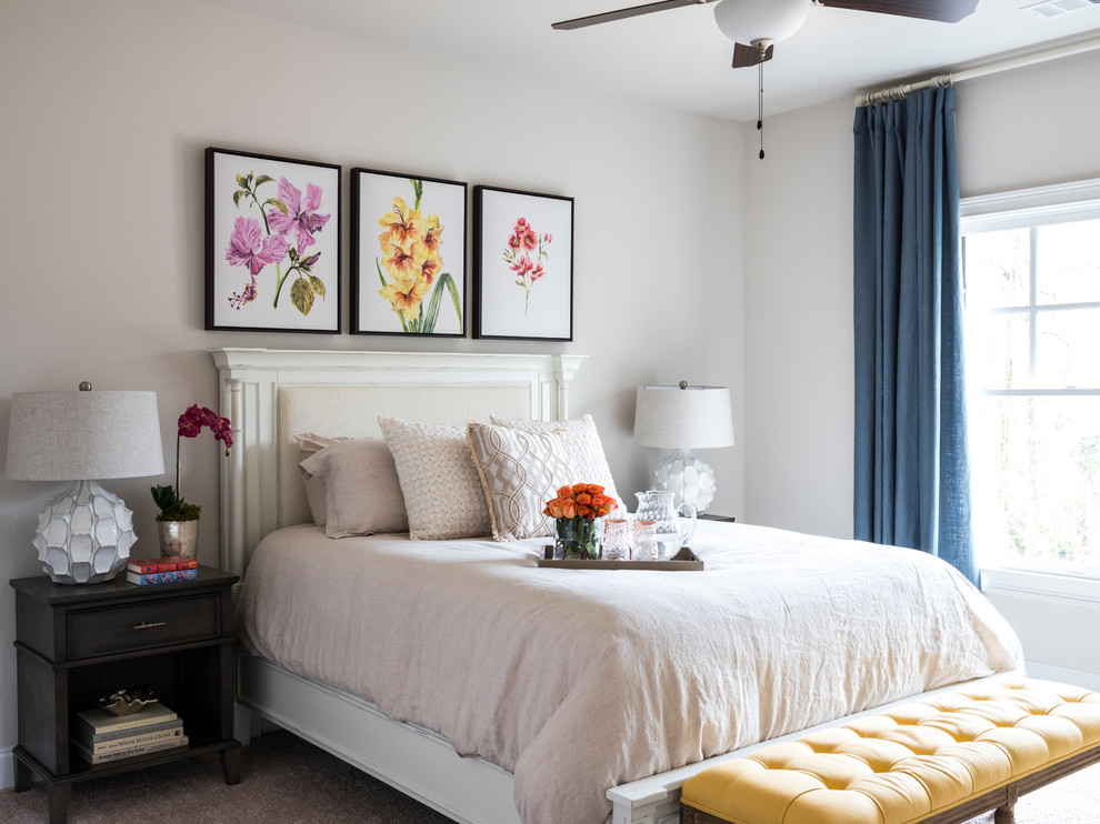 Стильный дизайн: гостевая спальня (комната для гостей) в стиле неоклассика (современная классика) с серыми стенами, ковровым покрытием, серым полом и синими шторами без камина - последний тренд