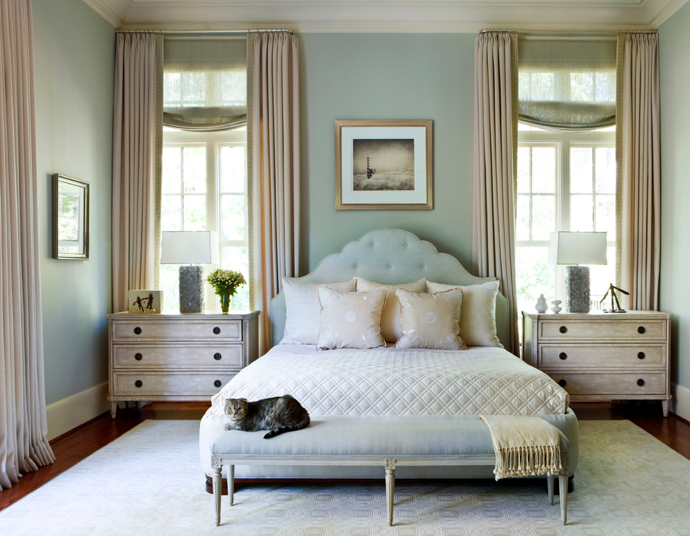 Стильный дизайн: большая хозяйская спальня в классическом стиле с зелеными стенами и темным паркетным полом - последний тренд