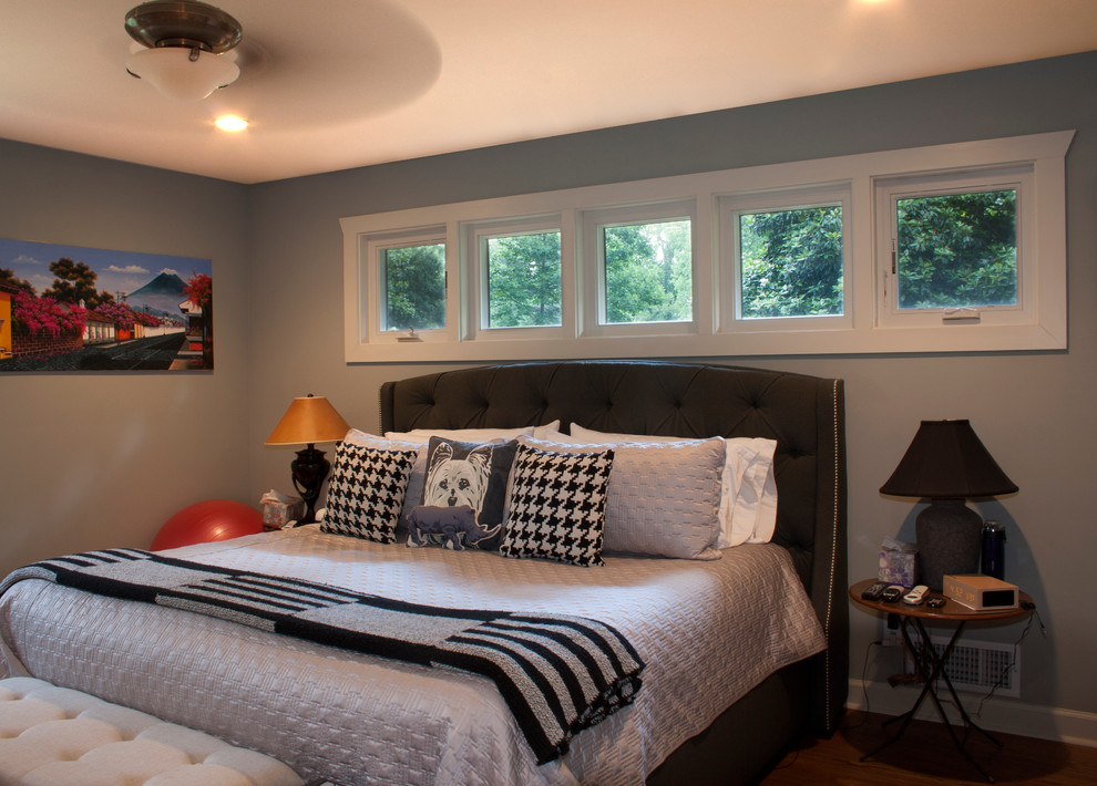 На фото: хозяйская спальня среднего размера в стиле неоклассика (современная классика) с серыми стенами и паркетным полом среднего тона